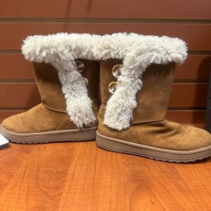 SO
Kohl's Cream Faux Fur Boots